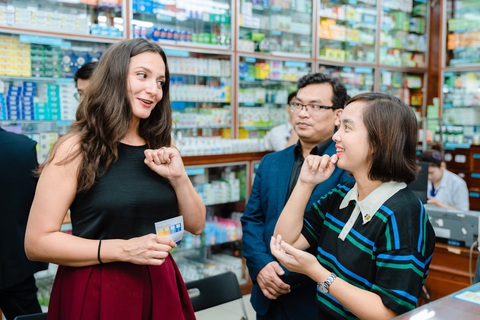 FPT Long Châu hợp tác chiến lược với VE Pharma - Ảnh 2. Bà Nguyễn Đỗ Quyên - giám đốc điều hành FPT Retail kiêm giám đốc điều hành FPT Long Châu - giới thiệu với đối tác về ứng dụng công nghệ trong bán hàng tại nhà thuốc