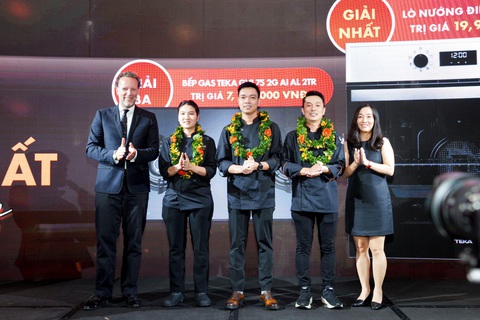 Dạ tiệc của những Âm - Sắc - Hương - Vị Đầu bếp thượng đỉnh Việt Nam 2023 - Ảnh 4. Ông Daniel Stork, tổng lãnh sự Vương quốc Hà Lan và bà Hoàng Vũ Thùy Giang, tổng giám đốc Công ty TNHH Teka Việt Nam trao giải cho các đầu bếp được yêu thích nhất