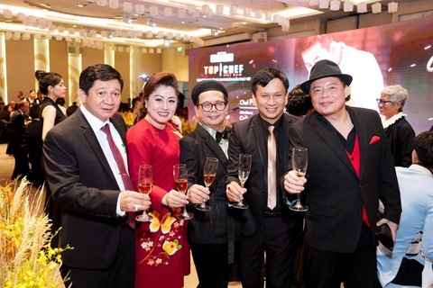 Dạ tiệc của những Âm - Sắc - Hương - Vị Đầu bếp thượng đỉnh Việt Nam 2023 - Ảnh 6. Các nghệ nhân ẩm thực, giám khảo, doanh nhân cũng tham dự buổi dạ tiệc
