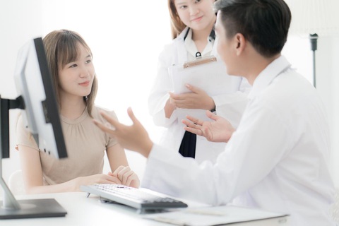 Nhiều người trẻ chủ động bảo vệ tài chính từ sớm - Ảnh 1. Nhiều người trẻ chủ động chuẩn bị tài chính để phòng các rủi ro về sức khỏe.