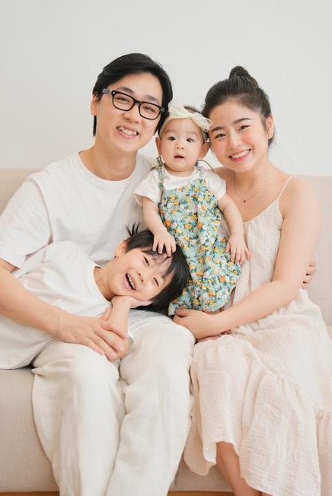 Nhiều người trẻ chủ động bảo vệ tài chính từ sớm - Ảnh 4. Gia đình nhỏ của đôi vợ chồng trẻ Ba Duy - Nam Thương.