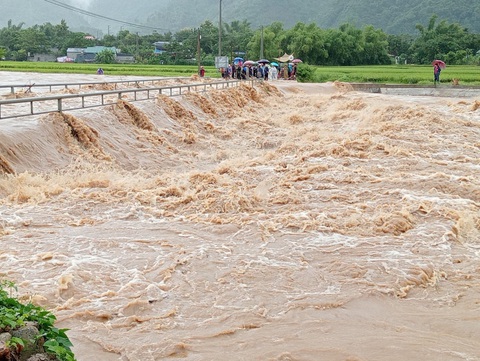 Sạt lở đất đẩy 3 người đi đường xuống suối, 1 người chết, 2 người mất tích - Ảnh 1. Mưa to gây lũ lớn trên các suối ở địa bàn huyện Phù Yên, Sơn La sáng 28-9 - Ảnh: P.YÊN