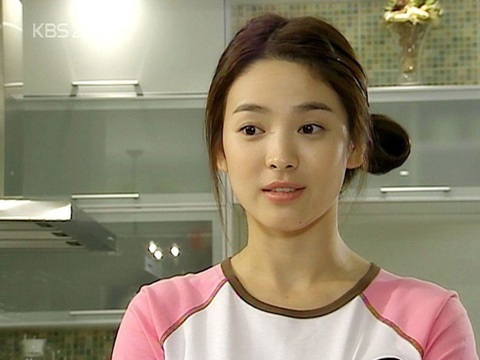 Cuộc đời Song Hye Kyo thay đổi ra sao sau 'Hậu duệ mặt trời'? - Ảnh 4. Song Hye Kyo đến gần hơn với khán giả khắp châu lục qua bộ phim Ngôi nhà hạnh phúc.