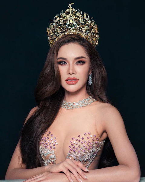 Thí sinh Miss Grand International 2023 Aoom Thaweepon Phingchamrat - Miss Grand Thái Lan 2023. Cô hoạt động trong lĩnh vực người mẫu bởi vẻ đẹp cuốn hút. Aoom Thaweepon Phingchamrat từng chinh chiến nhiều lần tại cuộc thi trong nước để được tham gia đấu trường nhan sắc quốc tế