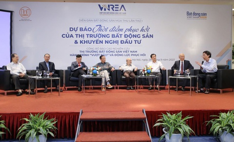 Thách thức lớn nhất với thị trường bất động sản đã qua - Ảnh 2. Các chuyên gia tham gia phiên tọa đàm tại Diễn đàn Bất động sản mùa thu lần thứ 1 tại Hà Nội - Ảnh: B.NGỌC