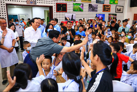 Thủ tướng Phạm Minh Chính đón Trung thu cùng bệnh nhi - Ảnh 1. Thủ tướng Phạm Minh Chính là khách mời "đặc biệt" trong chương trình Vui Tết Trung thu của các bệnh nhi - Ảnh: HÀ QUÂN