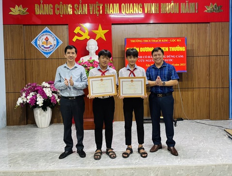 Tuyên dương, tặng giấy khen cho hai học sinh lớp 7 cứu hai em nhỏ đuối nước - Ảnh 1. Đại diện Sở Giáo dục và Đào tạo, Tỉnh Đoàn Hà Tĩnh trao giấy khen cho học sinh lớp 7 dũng cảm cứu người đuối nước - Ảnh: H.A.