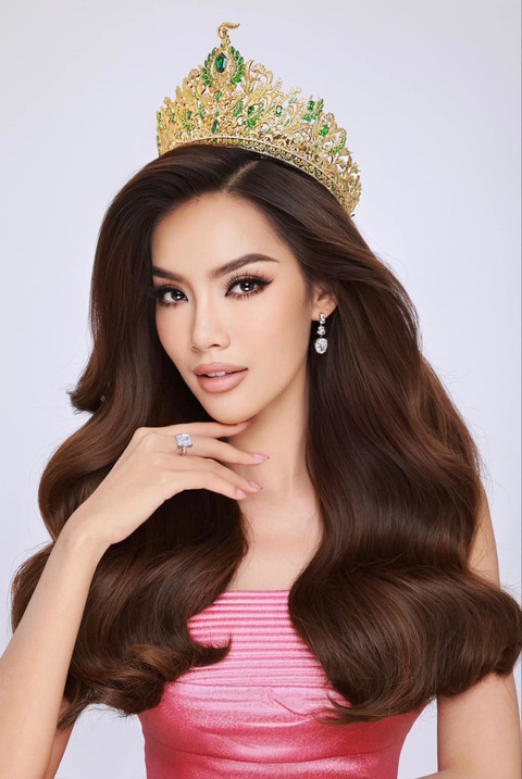 Thí sinh Miss Grand International 2023 Lê Hoàng Phương - Miss Grand Vietnam 2023. Là đại diện của nước chủ nhà, Lê Hoàng Phương không khỏi áp lực. Nhưng đây lại là động lực giúp cô “chiến đấu” hết mình, hứa hẹn tạo nên làn sóng mạnh cho nhan sắc Việt. Với nhiều năm kinh nghiệm thi sắc đẹp, Lê Hoàng Phương được kỳ vọng đạt thành tích cao