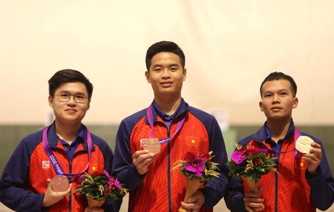 Bộ ba xạ thủ (từ trái sang) Lại Công Minh, Phạm Quang Huy và Phan Công Minh của đội tuyển bắn súng Việt Nam - Ảnh: QÚY LƯỢNG Bộ ba xạ thủ (từ trái sang) Lại Công Minh, Phạm Quang Huy và Phan Công Minh của đội tuyển bắn súng Việt Nam - Ảnh: QUÝ LƯỢNG