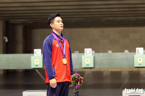 Xạ thủ Phạm Quang Huy trên bục nhận huy chương vàng nội dung 10m súng ngắn hơi nam Asiad 19 - Ảnh: HUY ĐĂNG Xạ thủ Phạm Quang Huy trên bục nhận huy chương vàng nội dung 10m súng ngắn hơi nam Asiad 19 - Ảnh: HUY ĐĂNG