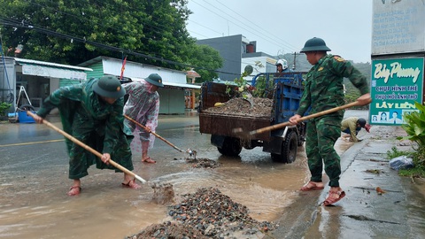 Mưa kéo dài gây 7 điểm sạt lở đất núi ở Kiên Lương - Ảnh 1. Sạt lở đất núi ở Kiên Lương (Kiên Giang), cán bộ, chiến sĩ Bộ đội biên phòng Kiên Giang dọn dẹp đất đá ven đường - Ảnh: TIẾN VINH