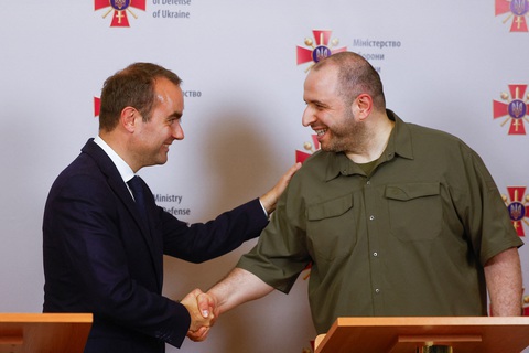 Bộ trưởng Quốc phòng Ukraine Rustem Umerov (phải) và người đồng cấp Pháp Sebastien Lecornu bắt tay sau cuộc họp báo chung ở Kiev, Ukraine ngày 28-9 - Ảnh: REUTERS Bộ trưởng Quốc phòng Ukraine Rustem Umerov (phải) và Bộ trưởng Quốc phòng Pháp Sebastien Lecornu bắt tay sau cuộc họp báo chung ở Kiev, Ukraine ngày 28-9 - Ảnh: REUTERS