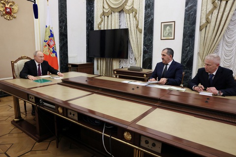 Tổng thống Nga Vladimir Putin (trái) gặp chỉ huy Andrei Troshev (phải) của nhóm Wagner ngày 28-9 - Ảnh: REUTERS Tổng thống Nga Vladimir Putin (trái) gặp chỉ huy Andrei Troshev (phải) của nhóm Wagner ngày 28-9 - Ảnh: REUTERS