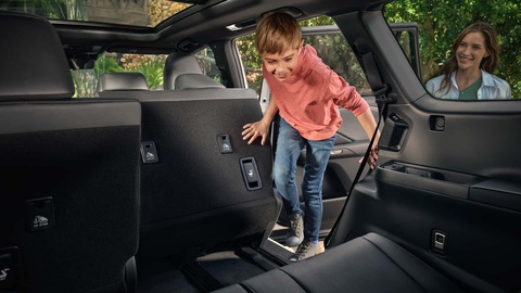 Lexus công bố giá Lexus TX: Cầu nối giữa RX và LX - Ảnh 3. Hàng ghế thứ 3 trên TX dễ tiếp cận nhưng không quá rộng rãi, người lớn ngồi chưa thoải mái - Ảnh: Lexus