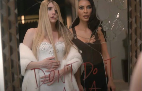 Kim Kardashian bị chê bai khi đóng ‘American Horror Story’ - Ảnh 2. Emma Roberts và Kim Kardashian trong American Horror Story: Delicate - Ảnh: FX Networks