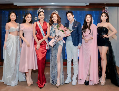 Đương kim Mrs World 2022 tận tay trao sash cho Vương Kim Hằng tham dự Mrs World 2023 - Ảnh 4. Với sự chuẩn bị kỹ lưỡng và chu đáo trước khi đến với đấu trường quốc tế Mrs World 2023, doanh nhân Vương Kim Hằng được kỳ vọng sẽ giành giải cao.
