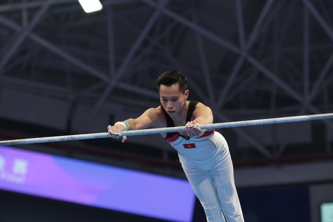 Asiad 19 ngày 29-9: Trung Quốc sắp cán mốc 100 HCV - Ảnh 1. Lê Thanh Tùng ở phần thi chung kết xà đơn nam - Ảnh: QUÝ LƯỢNG