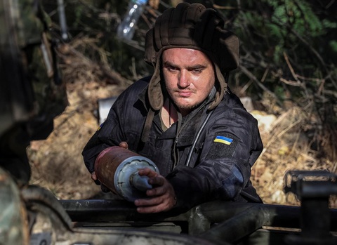 Một quân nhân Ukraine trên xe tăng ở vùng Donetsk vào ngày 28-9 - Ảnh: REUTERS Một quân nhân Ukraine trên xe tăng ở vùng Donetsk vào ngày 28-9 - Ảnh: REUTERS