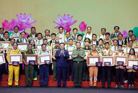 Chủ tịch Quốc hội: Cảnh sát phòng cháy chữa cháy không quản tính mạng, lao vào lửa cứu người - Ảnh 2. Chủ tịch Quốc hội Vương Đình Huệ, Bộ trưởng Tô Lâm trao bằng khen tặng các gương điển hình tiên tiến trong phong trào phòng cháy chữa cháy và cứu nạn cứu hộ - Ảnh: Công an cung cấp