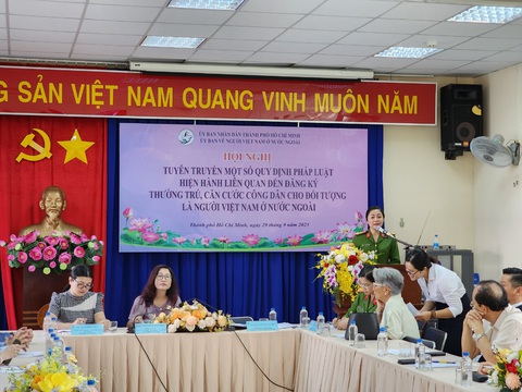 Người đã sang nước ngoài lâu năm làm quốc tịch Việt Nam thế nào? - Ảnh 1. Thượng tá Hồ Thị Lãnh, phó trưởng Phòng Cảnh sát quản lý hành chính về trật tự xã hội Công an TP.HCM, phát biểu tại hội nghị - Ảnh: MINH HÒA