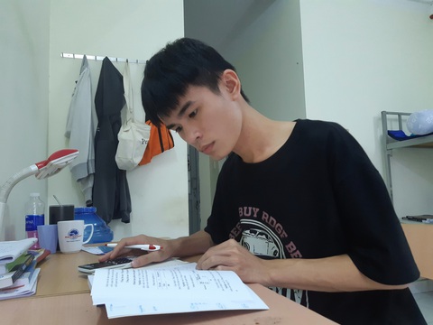 Nỗ lực vào giảng đường đại học của anh công nhân thời vụ - Ảnh 1. Tân sinh viên Lò Văn Lâm ngồi học bài trong ký túc xá Trường đại học Kinh tế - Luật (Đại học Quốc gia TP.HCM) - Ảnh nhân vật cung cấp