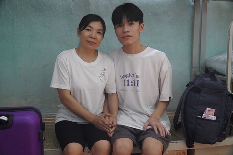 Nỗ lực vào giảng đường đại học của anh công nhân thời vụ - Ảnh 3. Tân sinh viên Lò Văn Lâm chụp ảnh cùng mẹ - Ảnh nhân vật cung cấp