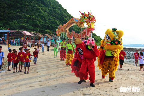 Đoàn lân sư rồng vui chơi cùng các em nhỏ - Ảnh: TRẦN HOÀI Trẻ em trên đảo Điệp Sơn hào hứng với đoàn lân sư rồng từ đất liền mang niềm vui Trung thu ra đảo