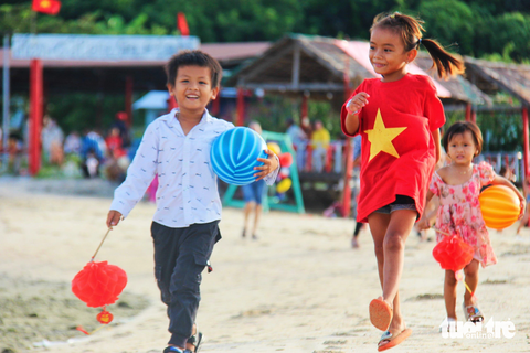 Các em nhỏ thích thú khi được tham gia rước đèn - Ảnh: TRẦN HOÀI Các em nhỏ thích thú khi được tham gia rước đèn