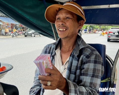 Vé số của cha, vé vào đại học của con - Ảnh 1. Xấp vé số mưu sinh mỗi ngày của cha... - Ảnh: QUỐC NAM