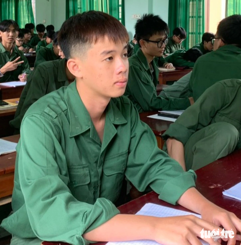 Vé số của cha, vé vào đại học của con - Ảnh 2. ...là "vé" vào đại học của con trai - Ảnh: QUỐC NAM