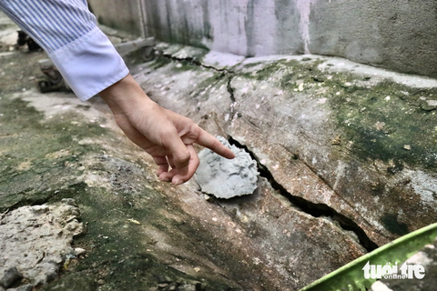 Tường nứt, nhà sụt lún do thi công ngầm cống thoát nước - Ảnh 7. Ngoài nhà cửa, nhiều vị trí trên đường cũng bị nứt, lún