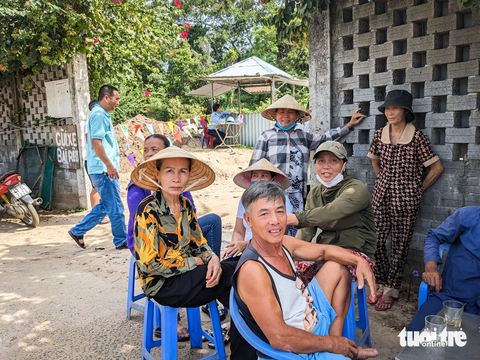 Người dân lại phản đối thi công khu du lịch sinh thái Nam Ô - Ảnh 1. Ngư dân làng biển Nam Ô tập trung tại lối ra biển số 4 để phản đối việc rào chắn lối đi