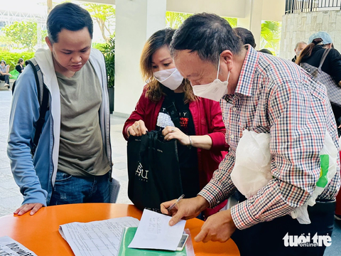 Sau lùm xùm bán bảo hiểm qua ngân hàng, doanh thu phí bảo hiểm lao dốc - Ảnh 1. Đối mặt với nhiều vụ lùm xùm bán bảo hiểm nhân thọ qua kênh ngân hàng, doanh thu ngành bảo hiểm bị sụt giảm. Chỉ khi các khiếu nại được giải quyết thỏa đáng, người bán tư vấn rõ ràng đầy đủ... thì khách hàng mới tin tưởng - Ảnh: BÔNG MAI