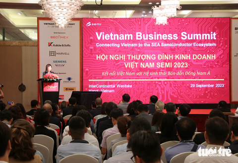 Bà Linda Tan, chủ tịch Hiệp hội SEMI SEA, phát biểu tại hội nghị - Ảnh: DUY LINH Bà Linda Tan, chủ tịch Hiệp hội SEMI SEA, phát biểu tại hội nghị - Ảnh: DUY LINH