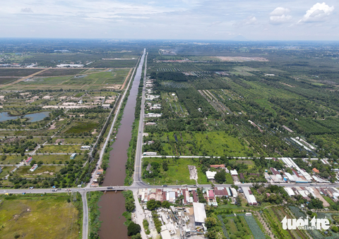 Vành đai 4 TP.HCM từ giáp Long An đến Bình Dương “nắn tuyến” băng ruộng đồng ra sao? - Ảnh 8. Ảnh chụp khu vực giáp ranh TP.HCM và Long An, đoạn tuyến trên địa bàn TP.HCM sẽ đi theo hình cánh cung qua khu vực đất ít nhà dân ở góc bên phải trước khi đi trùng vào tỉnh lộ 8 (trục đường ngang) đoạn băng qua kênh Thầy Cai