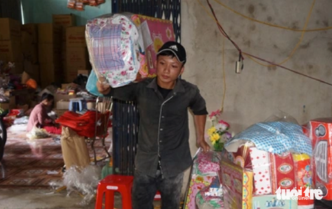Học bổng Tiếp sức đến trường đã 'tiếp sức' ước mơ chúng tôi - Ảnh 3. Bạn Võ Hồng Nhân - quê xã Nghi Xuân, huyện Nghi Lộc, Nghệ An - bốc vác thuê năm 2014 - Ảnh: DOÃN HÒA