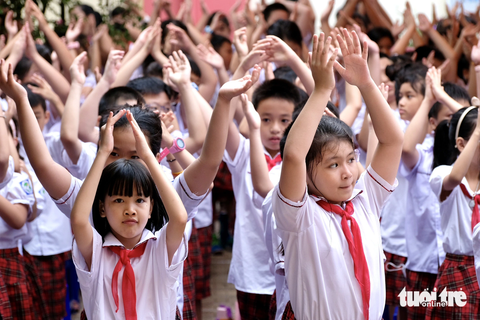 Chèn giờ học liên kết giữa giờ chính khóa: Bộ yêu cầu các địa phương rà soát, báo cáo trước 15-10 - Ảnh 1. Học sinh dự lễ khai giảng năm học 2023-2024 tại Hà Nội - Ảnh: NGUYÊN BẢO