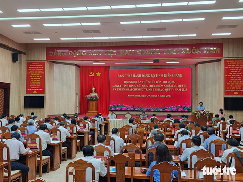Tỉnh ủy Kiên Giang thảo luận sôi nổi về ‘nuôi biển’ và du lịch - Ảnh 1. Hội nghị Ban chấp hành Đảng bộ tỉnh Kiên Giang mở rộng lần thứ 14 đã thảo luận sôi nổi về chủ đề du lịch và nuôi biển - Ảnh: BỬU ĐẤU