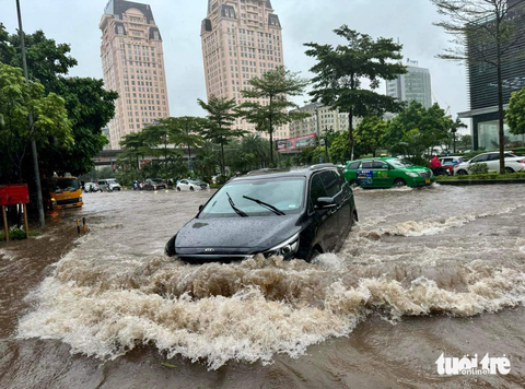 Làm gì để kết thúc 'điệp khúc' cứ mưa là ngập sâu tại Hà Nội? - Ảnh 2. "Điệp khúc" cứ mưa là ngập lặp đi lặp lại nhiều năm qua tại Hà Nội - Ảnh: NGUYỄN KHÁNH