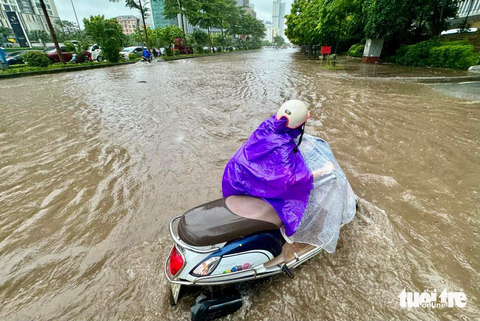 Làm gì để kết thúc 'điệp khúc' cứ mưa là ngập sâu tại Hà Nội? - Ảnh 3. Xe máy bị chết máy vì đi qua đoạn đường ngập sâu - Ảnh: NGUYỄN KHÁNH