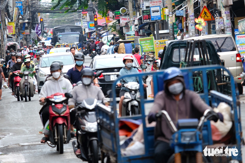 TP.HCM điều chỉnh giao thông nhiều đường ở quận Gò Vấp - Ảnh 1. Xe cộ đi lại trên đường Lê Đức Thọ, đoạn gần giao lộ Lê Đức Thọ - Thống Nhất (quận Gò Vấp) - Ảnh: PHƯƠNG NHI