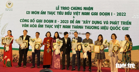 Đại diện một số tỉnh, thành miền Bắc nhận chứng nhận món ẩm thực tiêu biểu - Ảnh: T.ĐIỂU Đại diện một số tỉnh, thành miền Bắc nhận chứng nhận món ẩm thực tiêu biểu - Ảnh: T.ĐIỂU