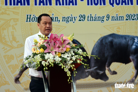 26 ‘ông trâu’ tranh tài tại Hội chọi trâu Hớn Quản 2023 - Ảnh 4. Ông Vũ Xuân Trường, chủ tịch UBND huyện Hớn Quản, Bình Phước, phát biểu khai mạc tại hội chọi trâu.