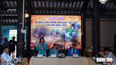 Chợ ma Định Yên: Nước mắt của bà con làng nghề - Ảnh 1. Bà Huỳnh Thị Hoài Thu - giám đốc Sở Văn hóa, Thể thao và Du lịch tỉnh Đồng Tháp - giới thiệu sơ lược về show "Chợ ma Định Yên" - Ảnh: ĐẶNG TUYẾT