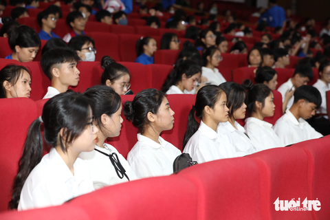 Tiếp sức đến trường: 20 mùa vượt khó cùng tân sinh viên Quảng Trị - Ảnh 2. Lễ trao học bổng Tiếp sức đến trường cho 120 tân sinh viên Quảng Trị được diễn ra vào tối 29-9 - Ảnh: HOÀNG TÁO
