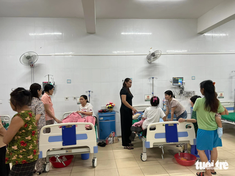 Các cô giáo bị thương đang được điều trị tại Trung tâm y tế huyện Tương Dương, Nghệ An - Ảnh: N.THẮNG Các cô giáo bị thương đang được điều trị tại Trung tâm y tế huyện Tương Dương, Nghệ An - Ảnh: N.THẮNG