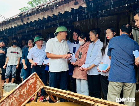 Ông Thái Văn Thành - giám đốc Sở Giáo dục và Đào tạo Nghệ An - trao tiền hỗ trợ các em học sinh Trường THPT Quỳ Châu ở trọ bị thiệt hại do mưa lũ - Ảnh: ĐẶNG HẢI Ông Thái Văn Thành - giám đốc Sở Giáo dục và Đào tạo Nghệ An - trao tiền hỗ trợ các em học sinh Trường THPT Quỳ Châu ở trọ bị thiệt hại do mưa lũ - Ảnh: ĐẶNG HẢI