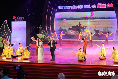 Ông Lê Quốc Phong, nguyên chủ nhiệm CLB Nghĩa tình Quảng Trị cùng ca sĩ Vân Khánh mở đầu chương trình với tiết mục Quảng Trị tình quê - Ảnh: HOÀNG TÁO Ông Lê Quốc Phong, nguyên chủ nhiệm CLB Nghĩa tình Quảng Trị, cùng ca sĩ Vân Khánh mở đầu chương trình với tiết mục Quảng Trị tình quê - Ảnh: HOÀNG TÁO