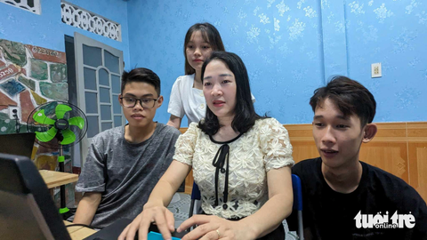 Trần Thị Kim Oanh nay đã hoàn thành chương trình Tiến sĩ tại Hàn Quốc, về nước mở công ty riêng, nhưng Oanh không quên ngày được học bổng Tiếp sức đến trường hỗ trợ - Ảnh: NHẬT LINH Trần Thị Kim Oanh nay đã hoàn thành chương trình Tiến sĩ tại Hàn Quốc, về nước mở công ty riêng, nhưng Oanh không quên ngày được học bổng Tiếp sức đến trường hỗ trợ - Ảnh: NHẬT LINH