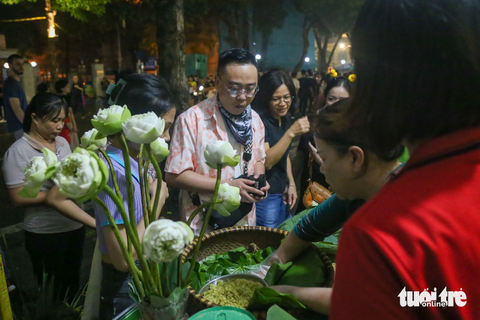 Nhiều du khách thích thú trải nghiệm cốm làng Vòng ngay tại phố đi bộ hồ Hoàn Kiếm trong thiết thu mát mẻ của Hà Nội - Ảnh: HÀ QUÂN Nhiều du khách thích thú trải nghiệm cốm làng Vòng ngay tại phố đi bộ hồ Hoàn Kiếm trong tiết thu mát mẻ của Hà Nội - Ảnh: HÀ QUÂN